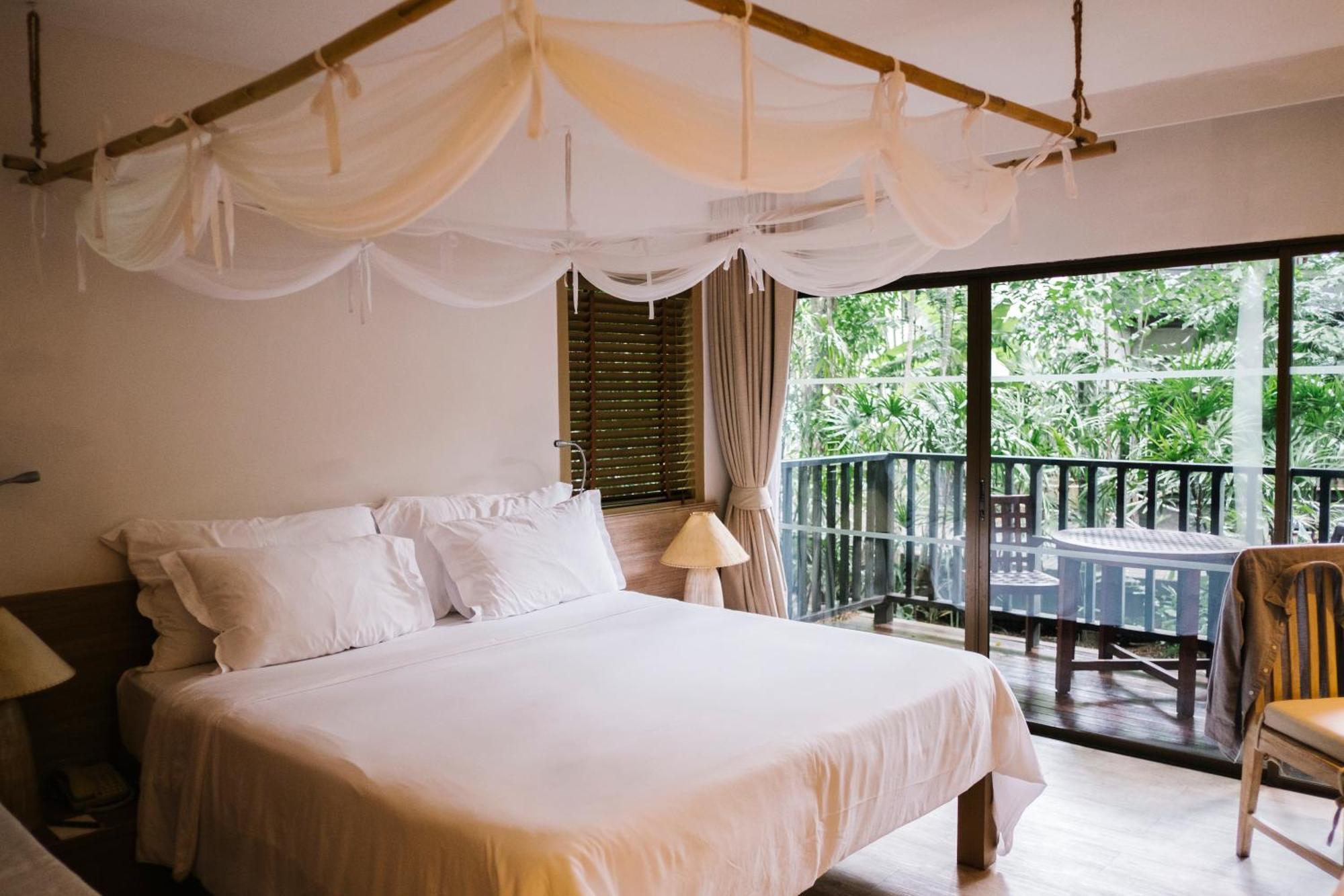 Hotel Rosewood Near Delhi Airport 4*