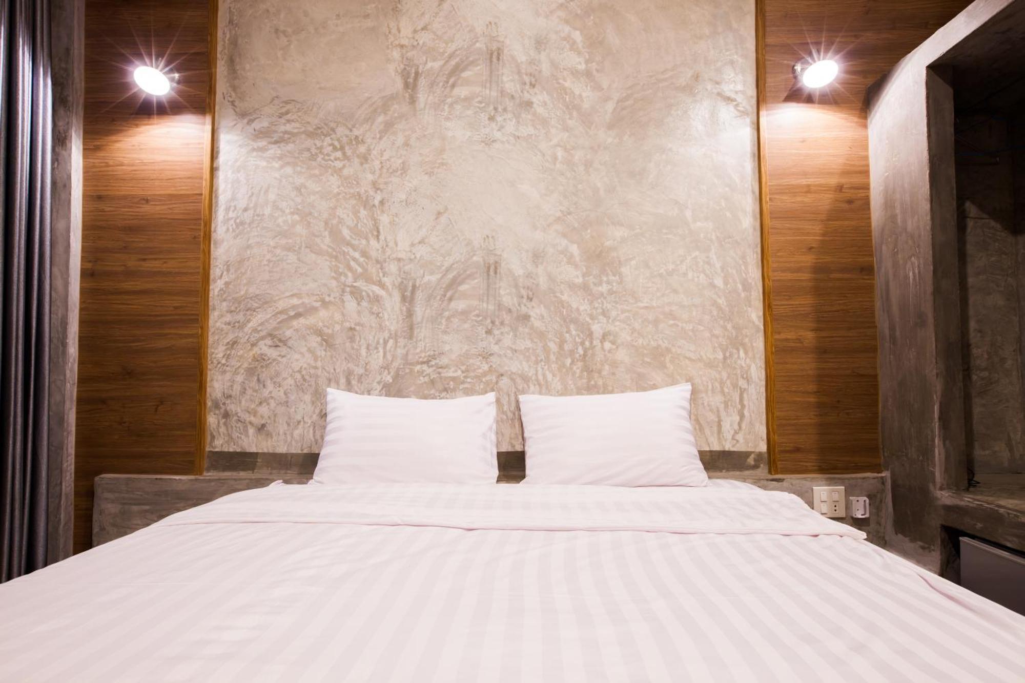 Hotel Rosewood Near Delhi Airport 4*